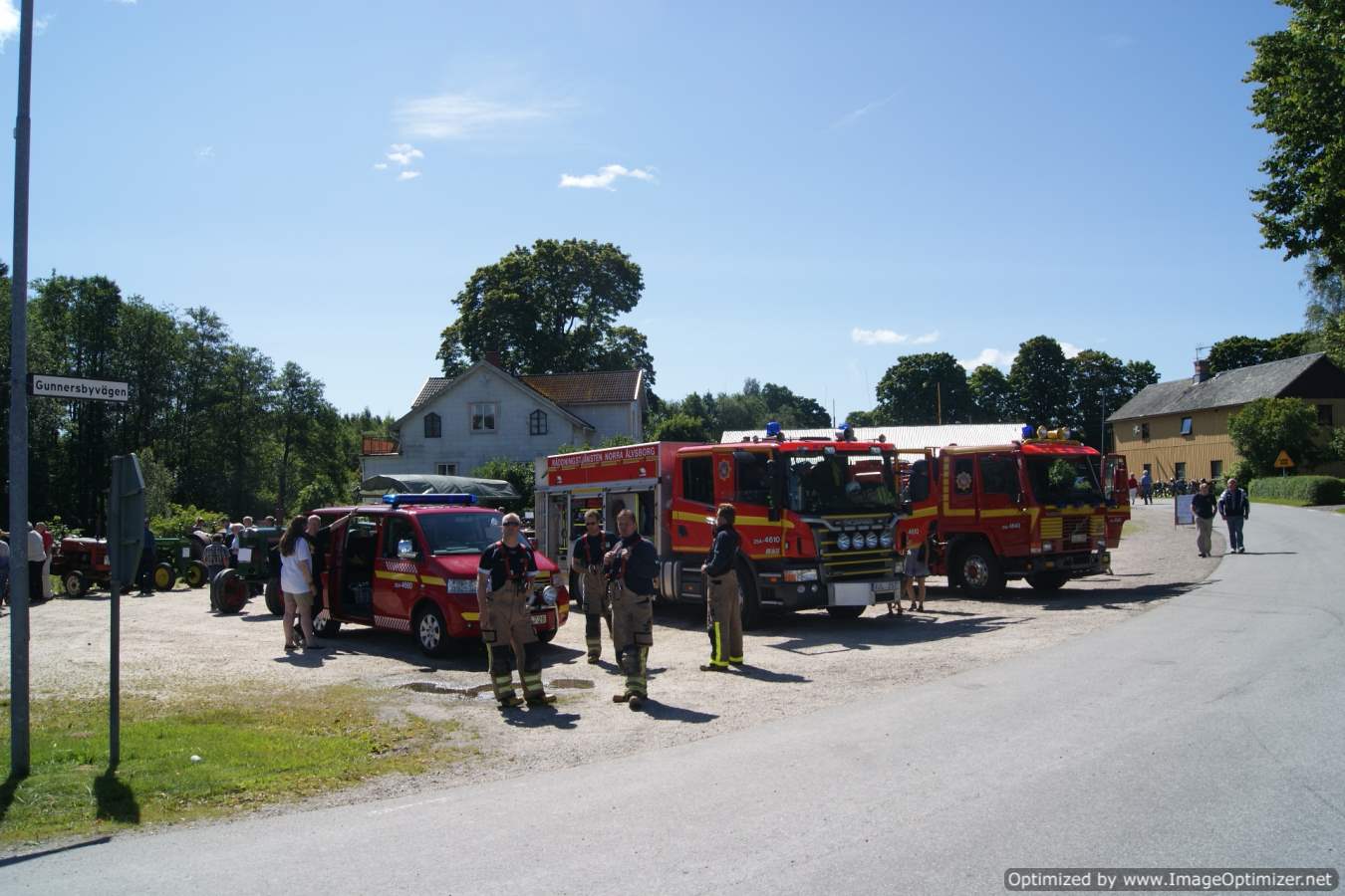 Brandkåren visade upp sina fordon en stund på dagen innan det var dags för utryckning